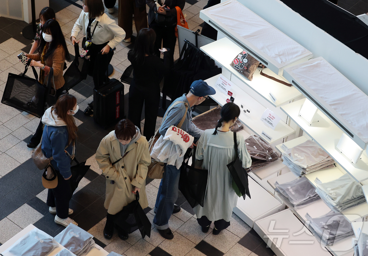 (도쿄=뉴스1) 김진환 기자 = 3일 일본 도쿄 미드타운에 마련된 ‘BTS POP-UP : ARIRANG’에서 아미(ARMY·방탄소년단 팬덤명)들이 굿즈를 구입하고 있다. 2026 …