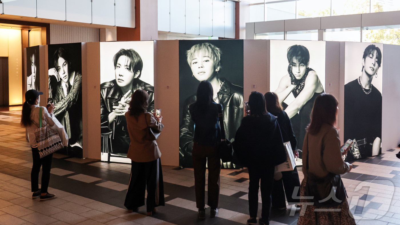 (도쿄=뉴스1) 김진환 기자 = 3일 일본 도쿄 미드타운에 마련된 ‘BTS POP-UP : ARIRANG’에서 아미(ARMY·방탄소년단 팬덤명)들이 BTS 멤버들을 카메라로 담고 …