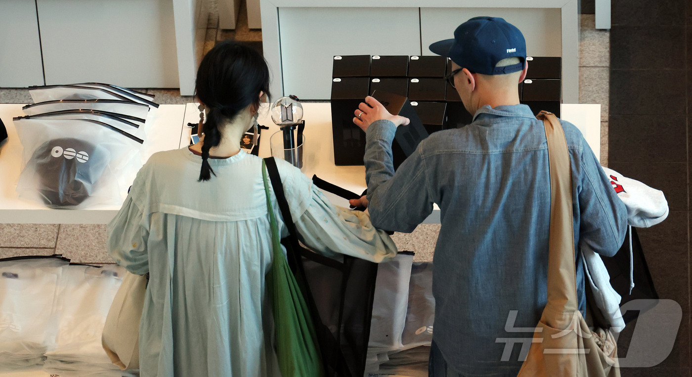 (도쿄=뉴스1) 김진환 기자 = 3일 일본 도쿄 미드타운에 마련된 ‘BTS POP-UP : ARIRANG’에서 아미(ARMY·방탄소년단 팬덤명)들이 굿즈를 구입하고 있다. 2026 …