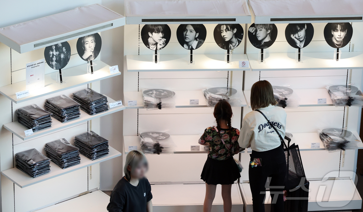 (도쿄=뉴스1) 김진환 기자 = 3일 일본 도쿄 미드타운에 마련된 ‘BTS POP-UP : ARIRANG’에서 아미(ARMY·방탄소년단 팬덤명)들이 굿즈를 구입하고 있다. 2026 …