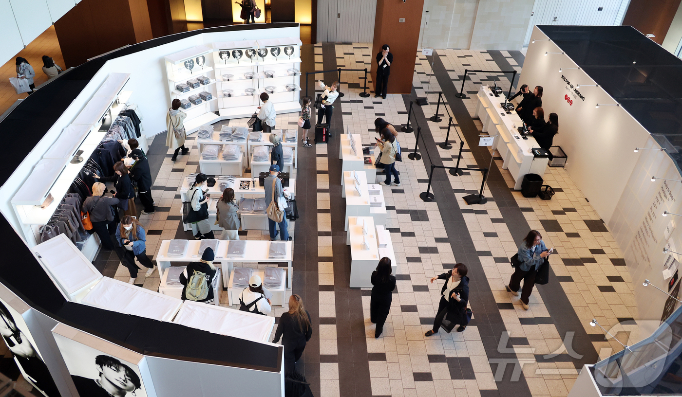 (도쿄=뉴스1) 김진환 기자 = 3일 일본 도쿄 미드타운에 마련된 ‘BTS POP-UP : ARIRANG’에서 아미(ARMY·방탄소년단 팬덤명)들이 굿즈를 구입하고 있다. 2026 …