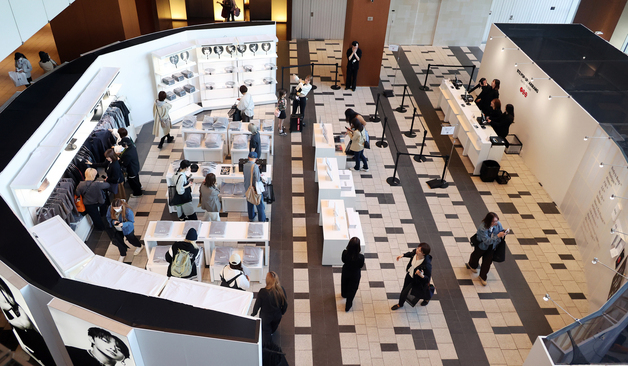 BTS 도쿄 팝업 스토어 찾은 일본 아미들