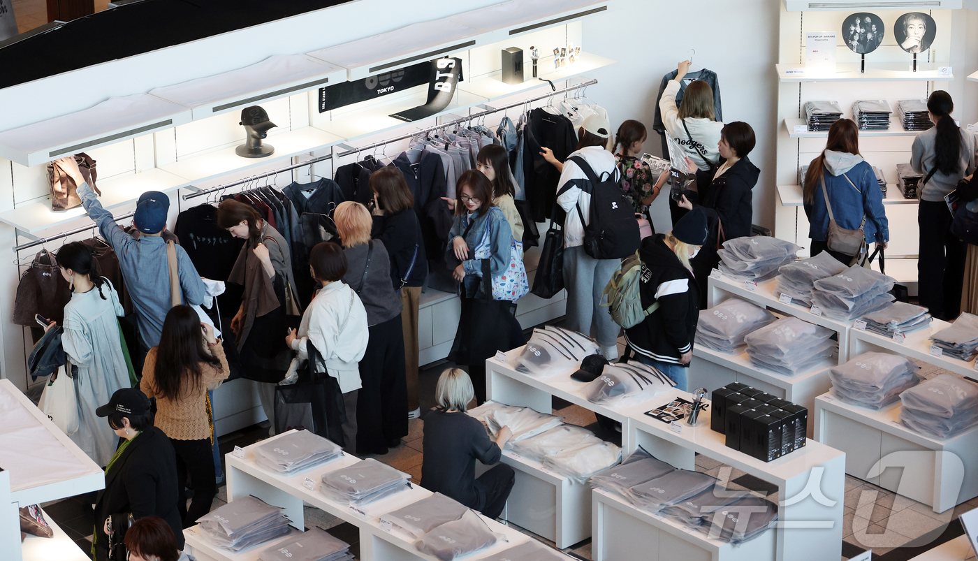 도쿄=뉴스1 김진환 기자 = 3일 일본 도쿄 미드타운에 마련된 ‘BTS POP-UP : ARIRANG’에서 아미(ARMY·방탄소년단 팬덤명)들이 굿즈를 구입하고 있다. 2026.4 …