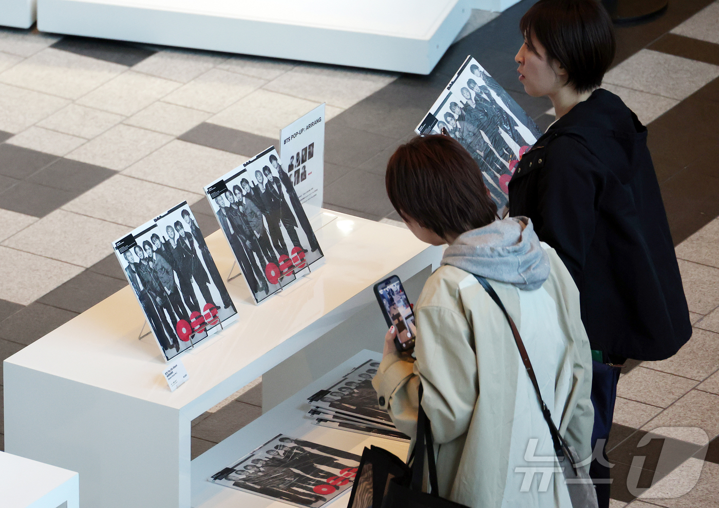 도쿄=뉴스1 김진환 기자 = 3일 일본 도쿄 미드타운에 마련된 ‘BTS POP-UP : ARIRANG’에서 아미(ARMY·방탄소년단 팬덤명)들이 앨범을 구입하고 있다. 2026.4 …