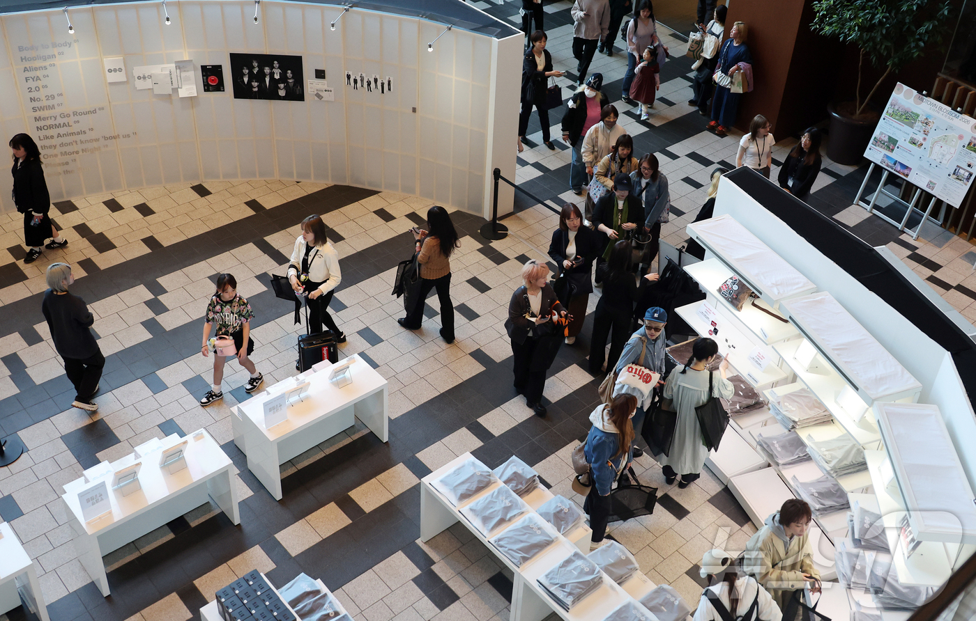 도쿄=뉴스1 김진환 기자 = 3일 일본 도쿄 미드타운에 마련된 ‘BTS POP-UP : ARIRANG’에서 아미(ARMY·방탄소년단 팬덤명)들이 굿즈를 구입하고 있다. 2026.4 …