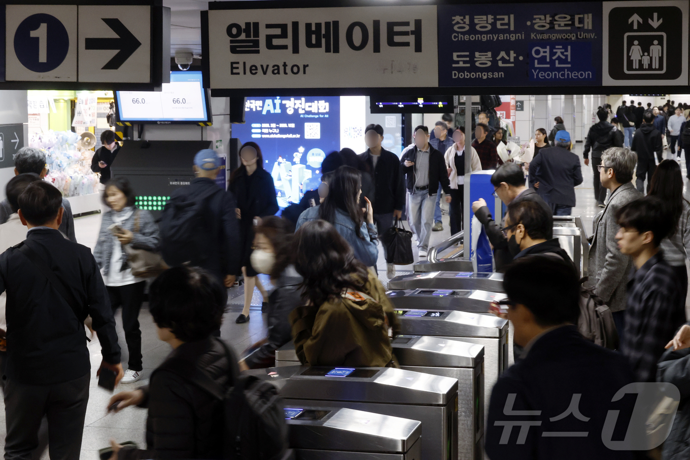 (서울=뉴스1) 박정호 기자 = 청와대가 국제유가 상승에 따른 대중교통 혼잡 문제를 완화하기 위해 범부처 합동 대응에 나선다고 밝혔다.대중교통 과밀 문제를 관리하고 승용차 이용을 …