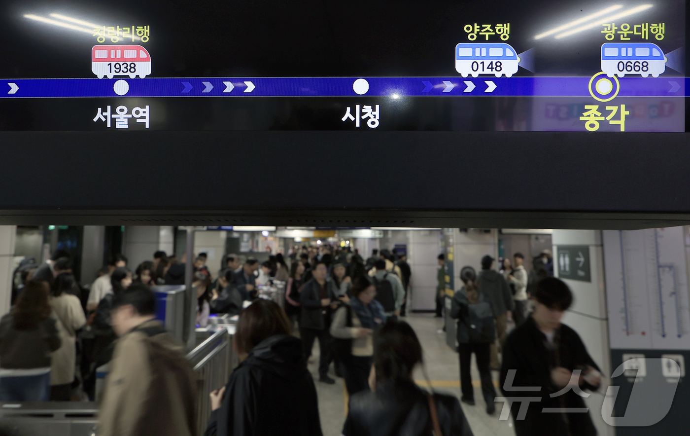 (서울=뉴스1) 박정호 기자 = 청와대가 국제유가 상승에 따른 대중교통 혼잡 문제를 완화하기 위해 범부처 합동 대응에 나선다고 밝혔다.대중교통 과밀 문제를 관리하고 승용차 이용을 …