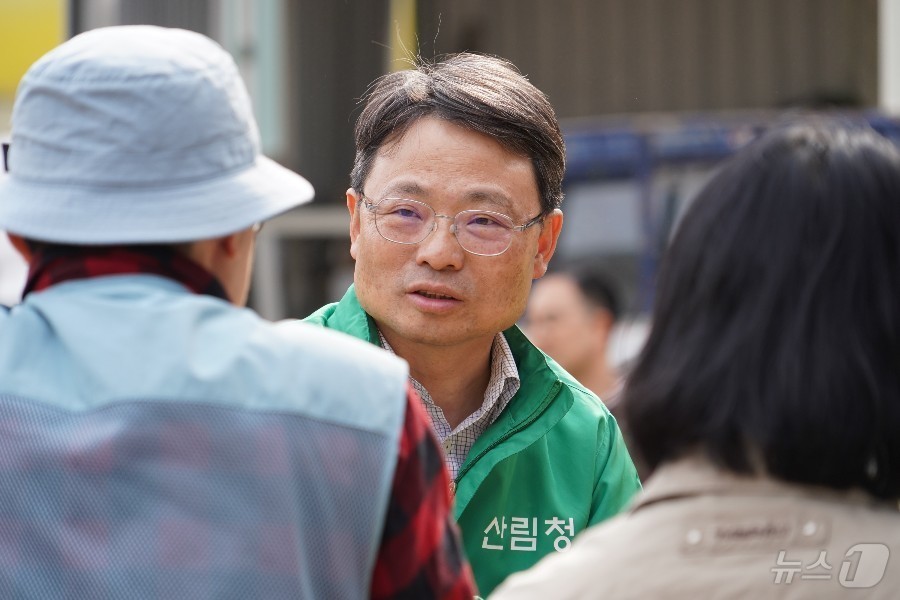 (대전=뉴스1) 김기태 기자 = 박은식 산림청장이 3일 경북 예천군 조경수 재배임가를 찾아 임업용 면세유 공급 상황 등 입업인 경영실태를 점검하고 있다.(산림청 제공. 재판매 및 …