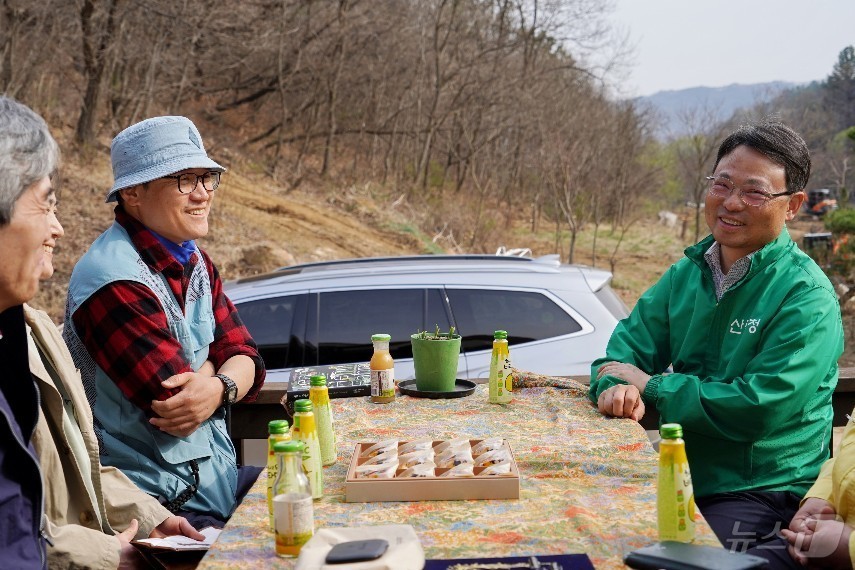 (대전=뉴스1) 김기태 기자 = 박은식 산림청장이 3일 경북 예천군 조경수 재배임가를 찾아 임업용 면세유 공급 상황 등 입업인 경영실태를 점검하고 있다.(산림청 제공. 재판매 및 …