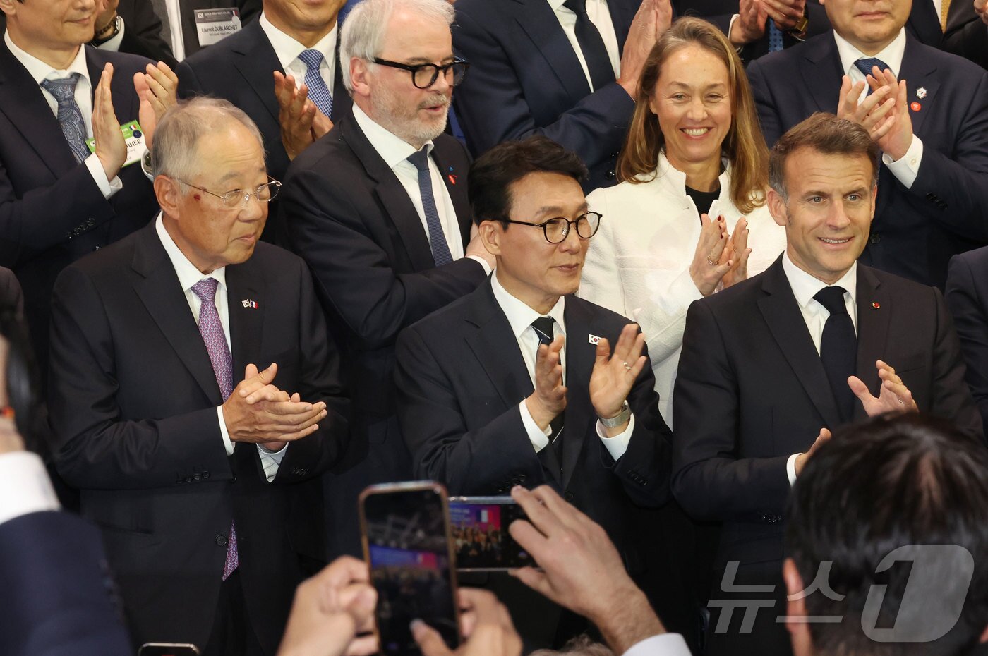 본문 이미지 - 김민석 국무총리와 에마뉘엘 마크롱 프랑스 대통령을 비롯한 주요 경제계 인사들이 3일 서울 여의도 FKI 컨퍼런스센터에서 열린 한-프랑스 경제계 미래대화 폐회식에서 기념촬영을 하고 있다. 2026.4.3 ⓒ 뉴스1 청사사진기자단