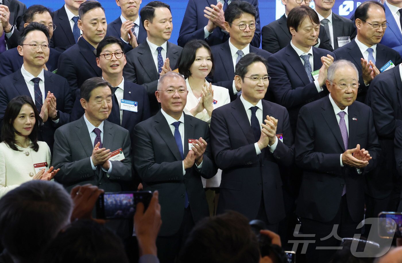 본문 이미지 - 이재용 삼성전자 회장과 정의선 현대자동차그룹 회장이 3일 서울 여의도 FKI 컨퍼런스센터에서 열린 제3차 한-프랑스 경제계 미래대화 폐회식에서 참석자들과 함께 박수를 치고 있다. 2026.4.3 ⓒ 뉴스1 청사사진기자단