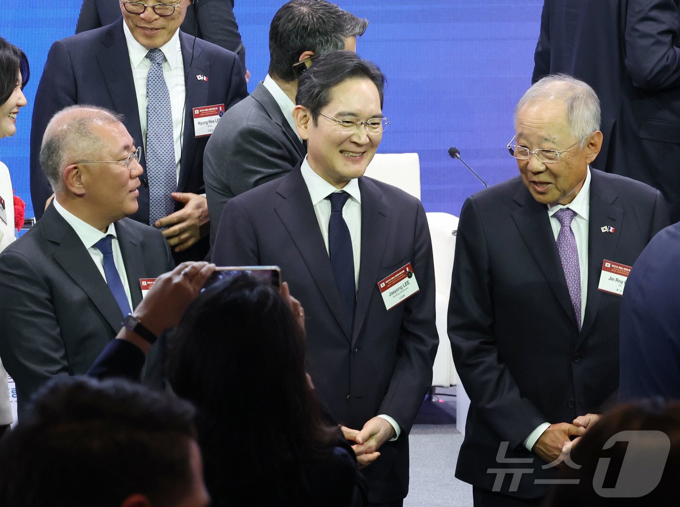 본문 이미지 - 이재용 삼성전자 회장과 정의선 현대자동차그룹 회장 등 주요 경제계 인사들이 3일 서울 여의도 FKI 컨퍼런스센터에서 열린 한-프랑스 경제계 미래대화 폐회식에서 기념촬영을 하기 위해 자리하고 있다. (공동취재) 2026.4.3 ⓒ 뉴스1 황기선 기자