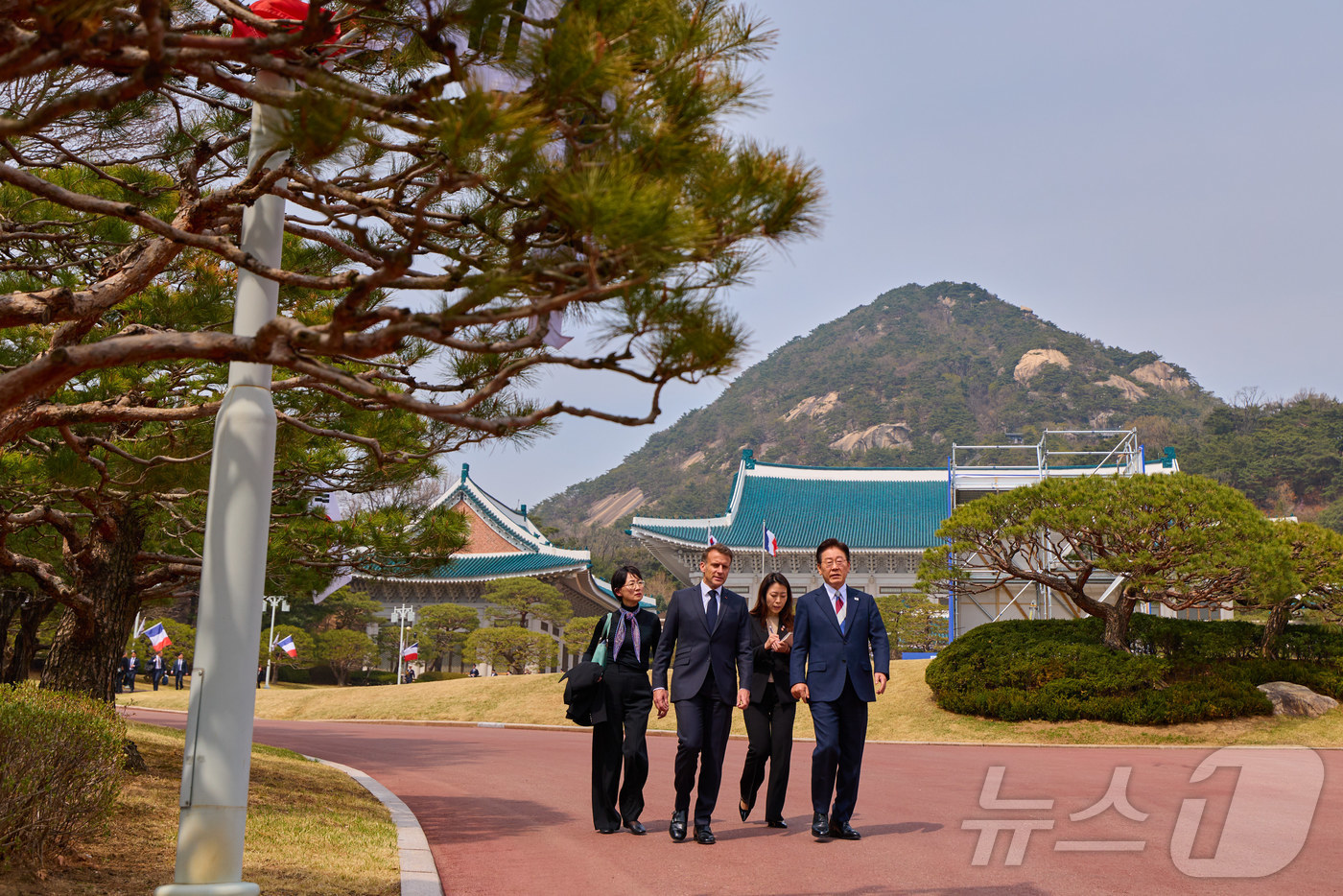 (서울=뉴스1) 허경 기자 = 이재명 대통령과 에마뉘엘 마크롱 프랑스 대통령이 3일 청와대에서 정상회담을 마친 뒤 오찬장까지 함께 걸어서 이동하고 있다. (청와대 제공. 재판매 및 …