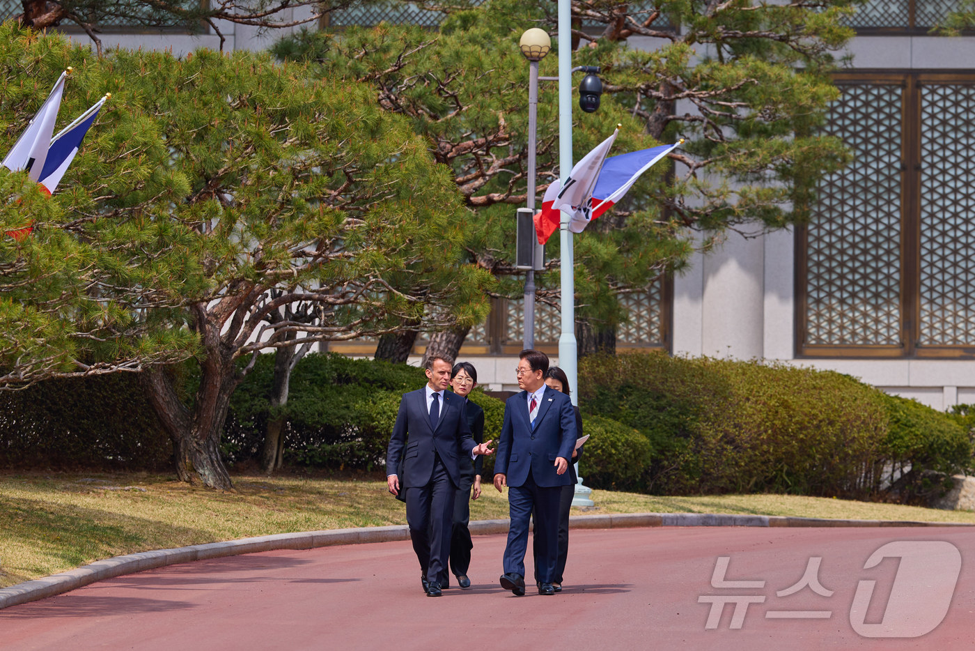 (서울=뉴스1) 허경 기자 = 이재명 대통령과 에마뉘엘 마크롱 프랑스 대통령이 3일 청와대에서 정상회담을 마친 뒤 오찬장까지 함께 걸어서 이동하고 있다. (청와대 제공. 재판매 및 …