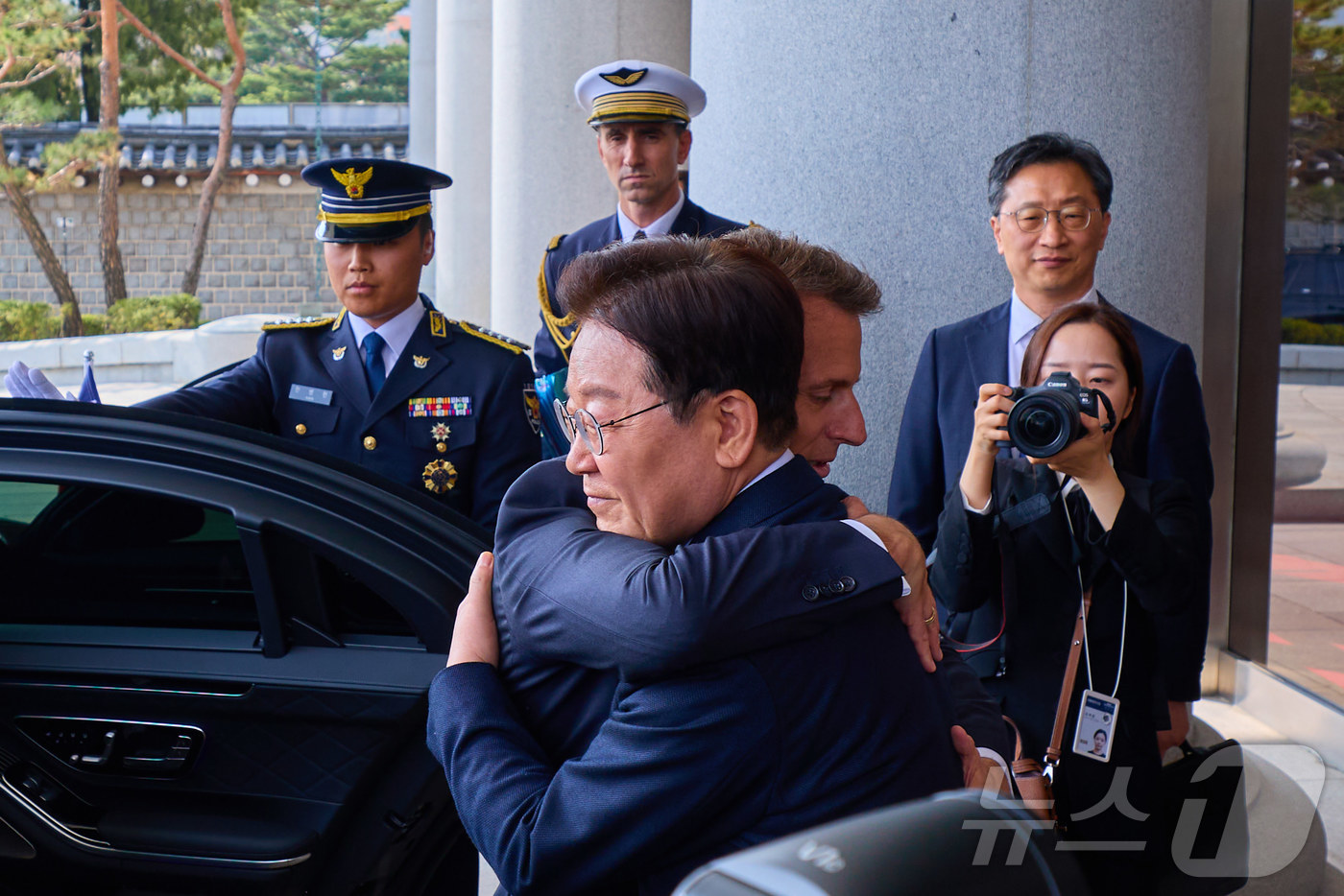 (서울=뉴스1) 허경 기자 = 이재명 대통령과 에마뉘엘 마크롱 프랑스 대통령이 3일 청와대 영빈관에서 국빈 오찬을 마친 뒤 포옹하고 있다. (청와대 제공. 재판매 및 DB 금지) …