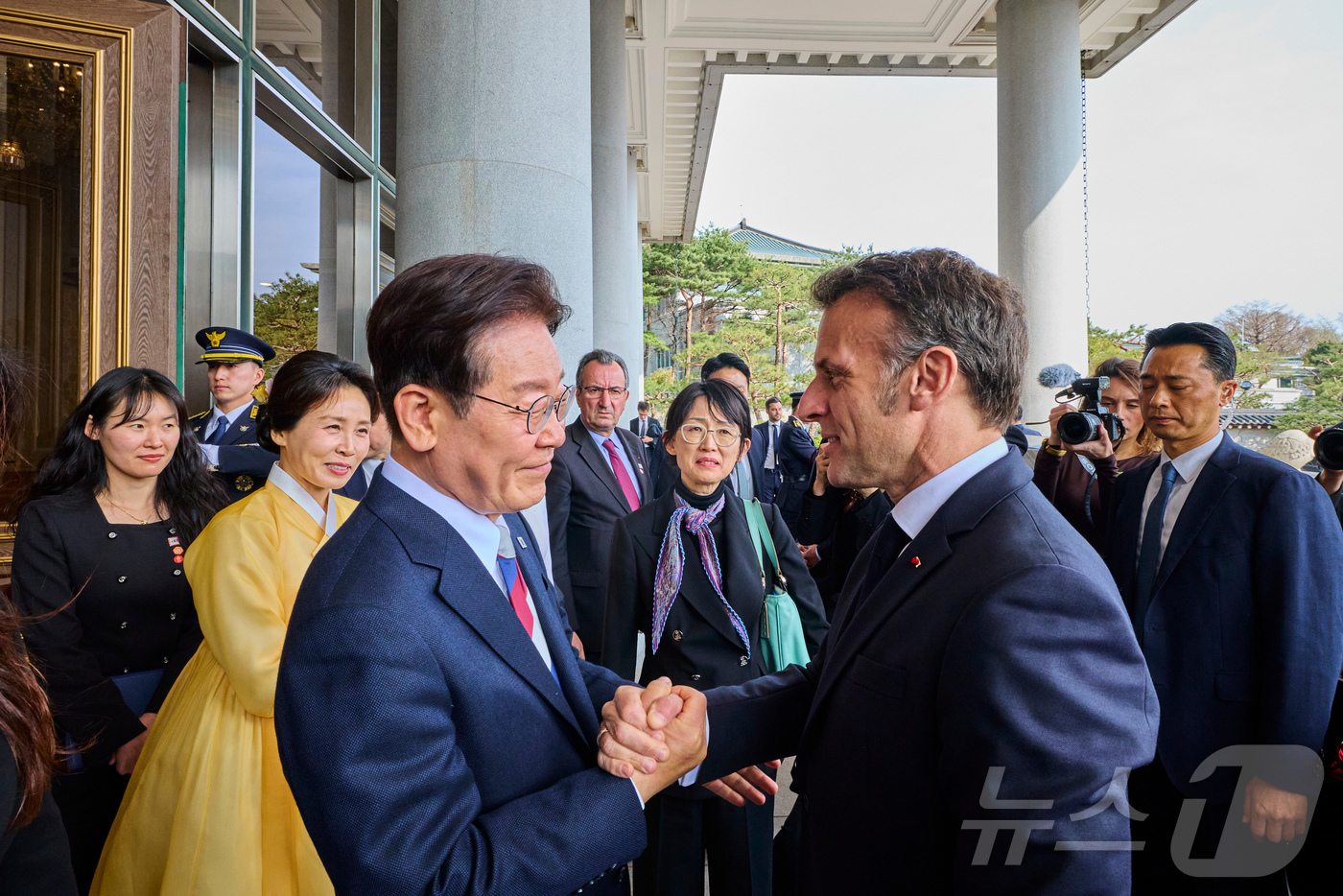 (서울=뉴스1) 허경 기자 = 이재명 대통령과 에마뉘엘 마크롱 프랑스 대통령이 3일 청와대 영빈관에서 국빈 오찬을 마친 뒤 악수하고 있다. (청와대 제공. 재판매 및 DB 금지) …