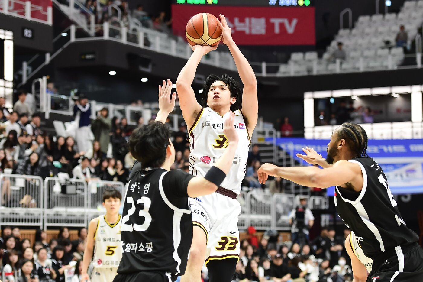 본문 이미지 - 창원 LG의 칼 타마요가 3일 2025-26 프로농구 정규리그 수원 KT전에서 슛을 시도하고 있다. (KBL 제공)