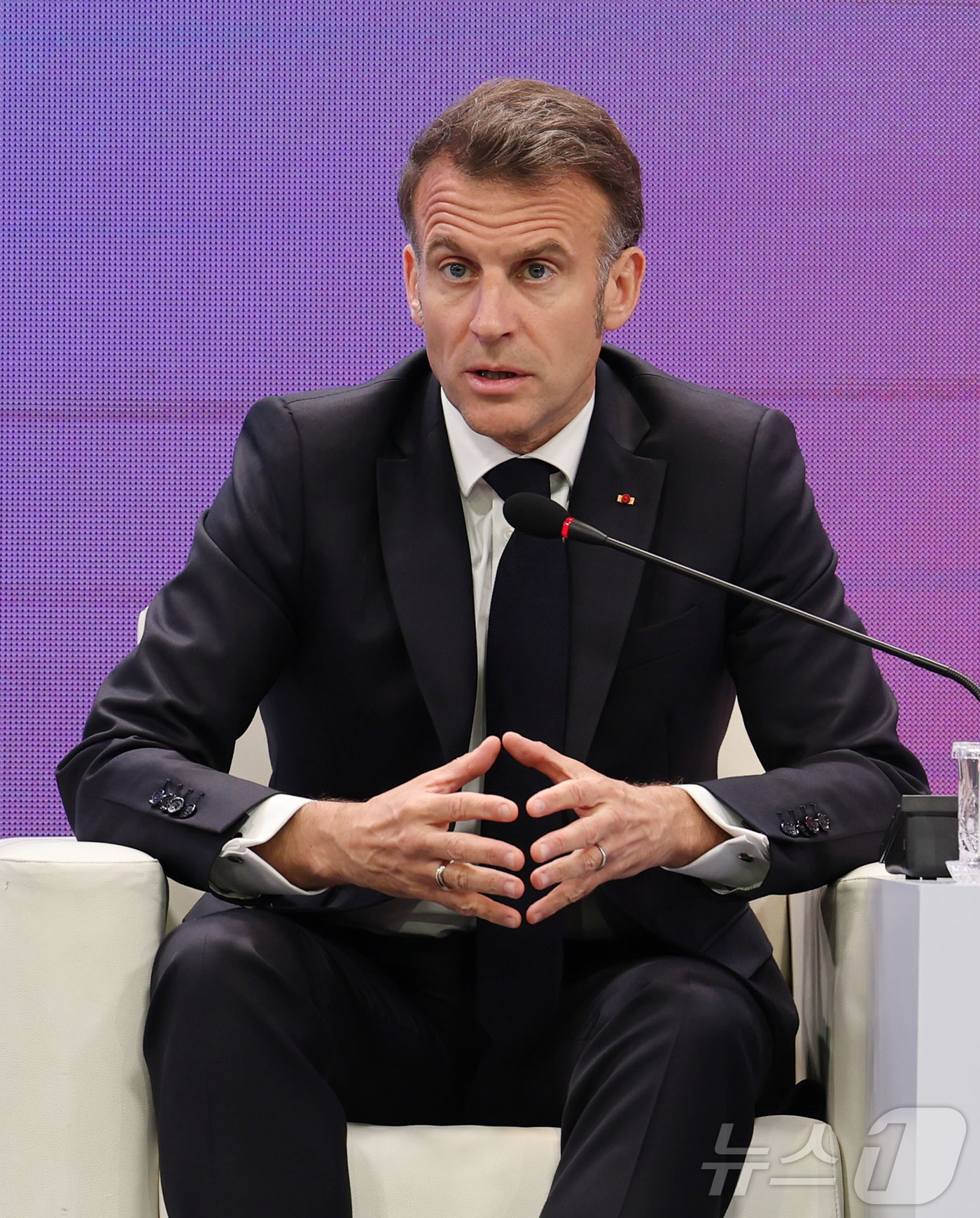 (서울=뉴스1) 청사사진기자단 = 에마뉘엘 마크롱 프랑스 대통령이 3일 서울 여의도 FKI 컨퍼런스센터에서 열린 제3차 한-프랑스 경제계 미래대화 폐회식에서 발언을 하고 있다. …