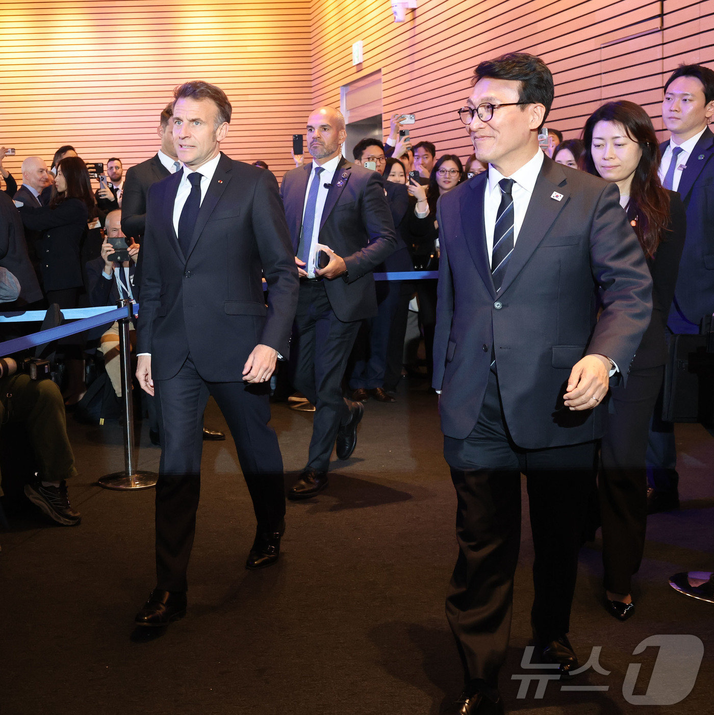 (서울=뉴스1) 청사사진기자단 = 김민석 국무총리와 에마뉘엘 마크롱 프랑스 대통령이 3일 서울 여의도 FKI 컨퍼런스센터에서 열린 제3차 한-프랑스 경제계 미래대화 폐회식에 입장하 …