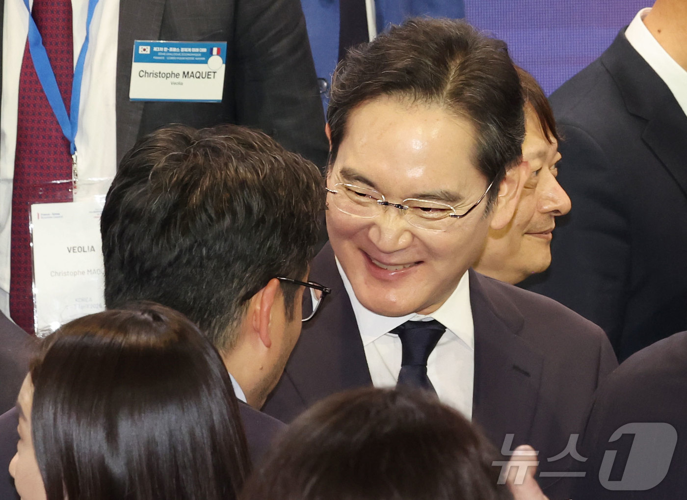 (서울=뉴스1) 청사사진기자단 = 이재용 삼성전자 회장이 3일 서울 여의도 FKI 컨퍼런스센터에서 열린 한-프랑스 경제계 미래대화 폐회식에서 기념촬영을 하기 위해 자리해 한 참석자 …