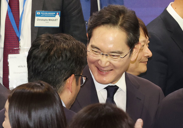 블룸버그 "AI 훈풍에 아시아 재벌가 자산 급증"…삼성가 3위·현대가 16위