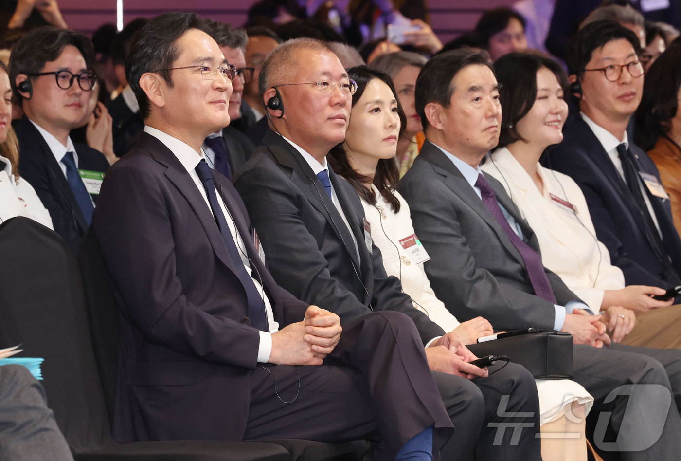 (서울=뉴스1) 청사사진기자단 = 이재용 삼성전자 회장과 정의선 현대자동차그룹 회장이 3일 서울 여의도 FKI 컨퍼런스센터에서 열린 제3차 한-프랑스 경제계 미래대화 폐회식에 참석 …