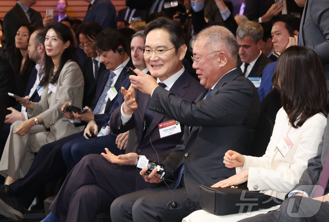 (서울=뉴스1) 청사사진기자단 = 이재용 삼성전자 회장과 정의선 현대자동차그룹 회장이 3일 서울 여의도 FKI 컨퍼런스센터에서 열린 제3차 한-프랑스 경제계 미래대화 폐회식에 참석 …