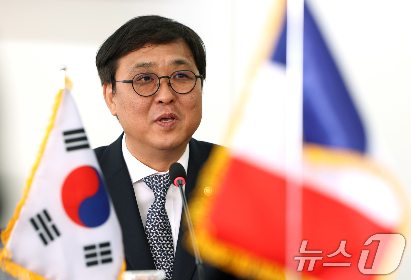 (서울=뉴스1) = 최휘영 문화체육관광부 장관이 3일 서울 종로구 대중문화교류위원회에서 열린 '한-프랑스 수교 140주년 문화장관 면담'에서 발언을 하고 있다. (문체부 제공. …