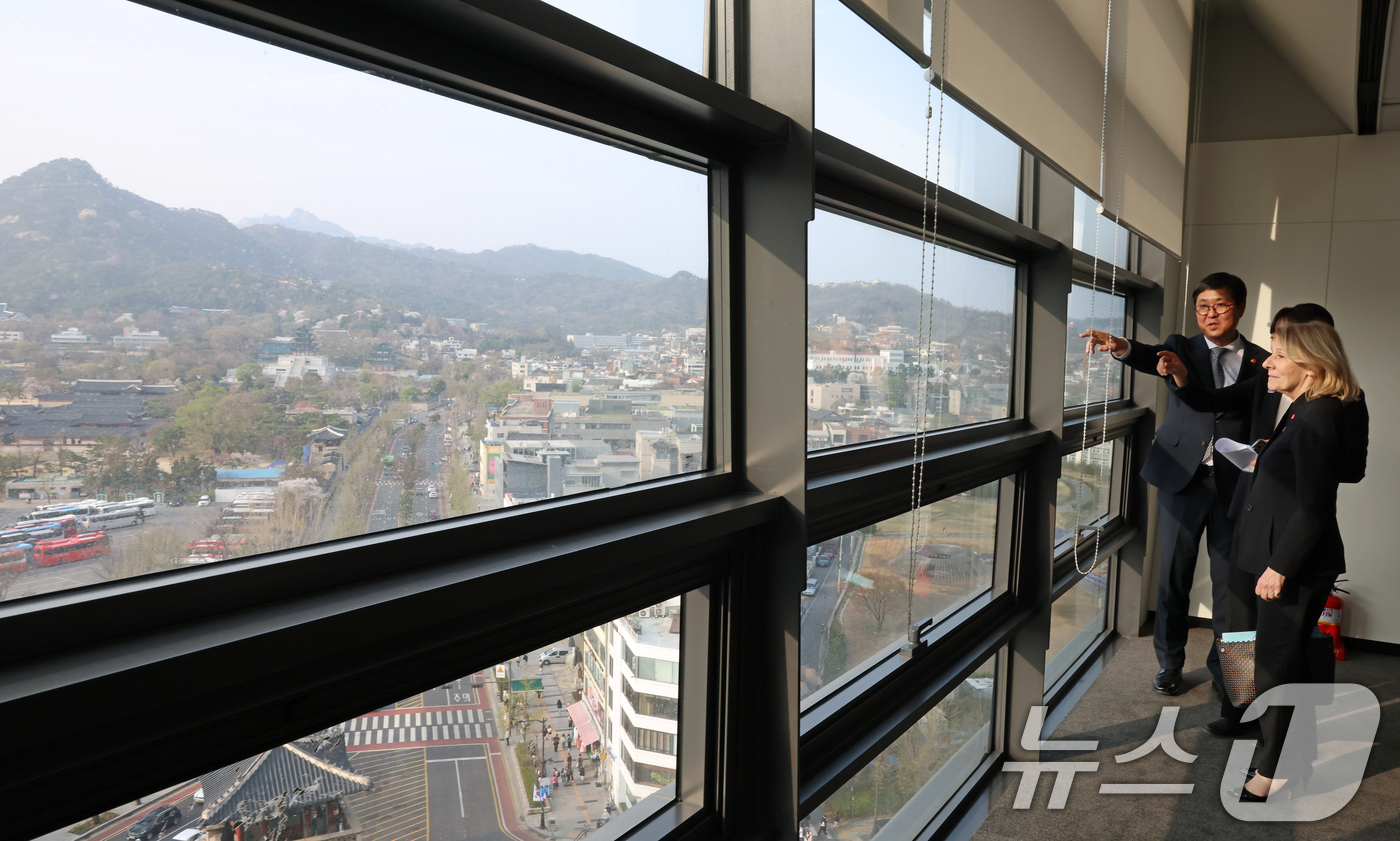 (서울=뉴스1) = 최휘영 문화체육관광부 장관이 3일 서울 종로구 대중문화교류위원회에서 열린 '한-프랑스 수교 140주년 문화장관 면담' 전 대화를 나누고 있다. (문체부 제공. …