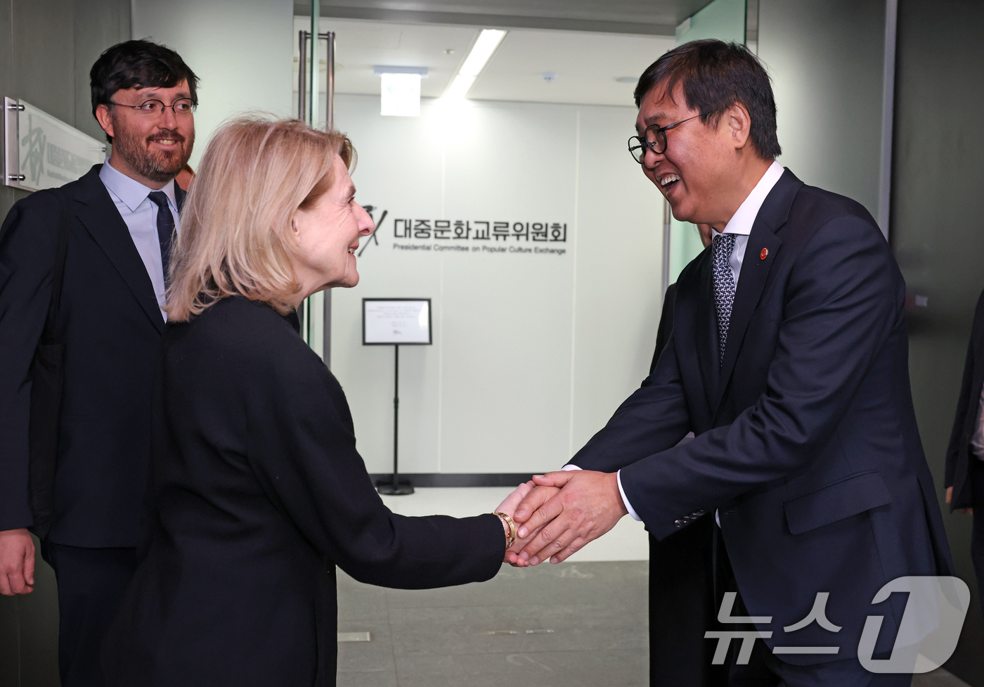 (서울=뉴스1) = 최휘영 문화체육관광부 장관이 3일 서울 종로구 대중문화교류위원회에서 열린 '한-프랑스 수교 140주년 문화장관 면담' 전 악수를 나누고 있다. (문체부 제공. …