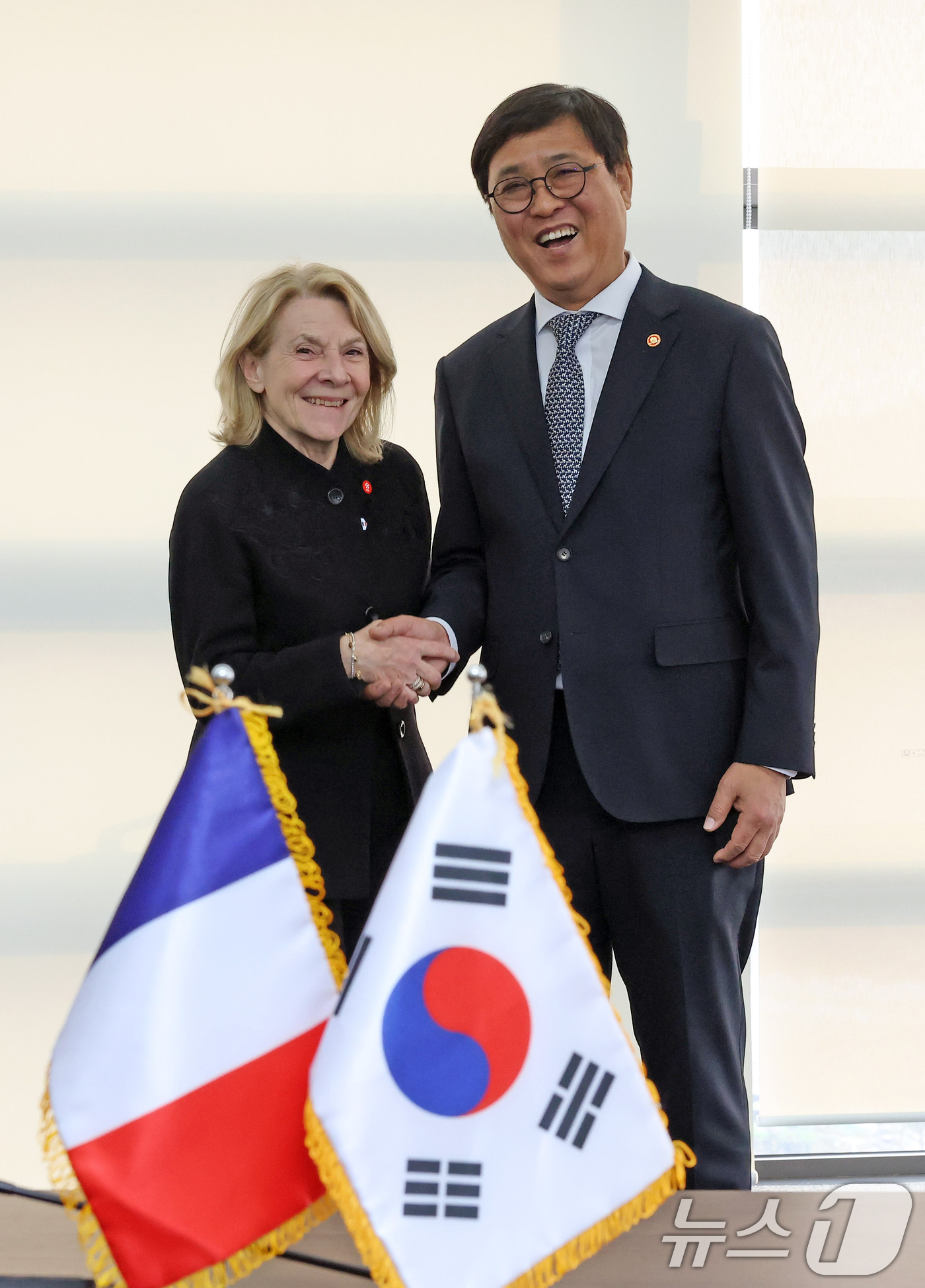 (서울=뉴스1) = 최휘영 문화체육관광부 장관이 3일 서울 종로구 대중문화교류위원회에서 열린 '한-프랑스 수교 140주년 문화장관 면담'에서 기념촬영을 하고 있다. (문체부 제공. …