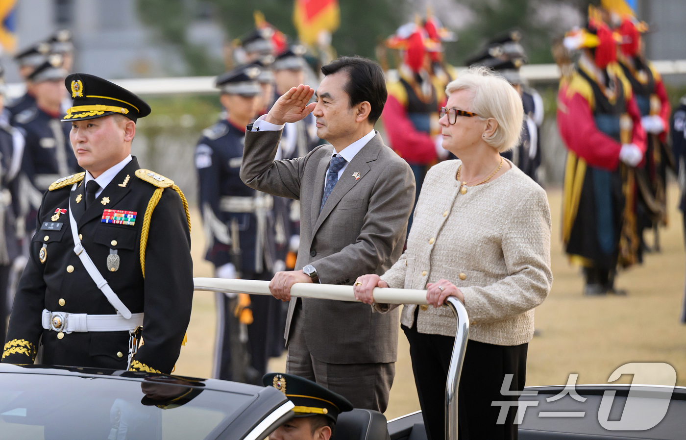 (서울=뉴스1) = 안규백 국방부장관이 3일 오후 국방부를 방문한 꺄트린느 보트랭(Catherine VAUTRIN) 프랑스 국방부장관과 의장행사에 참석하고 있다. (국방부 제공. …