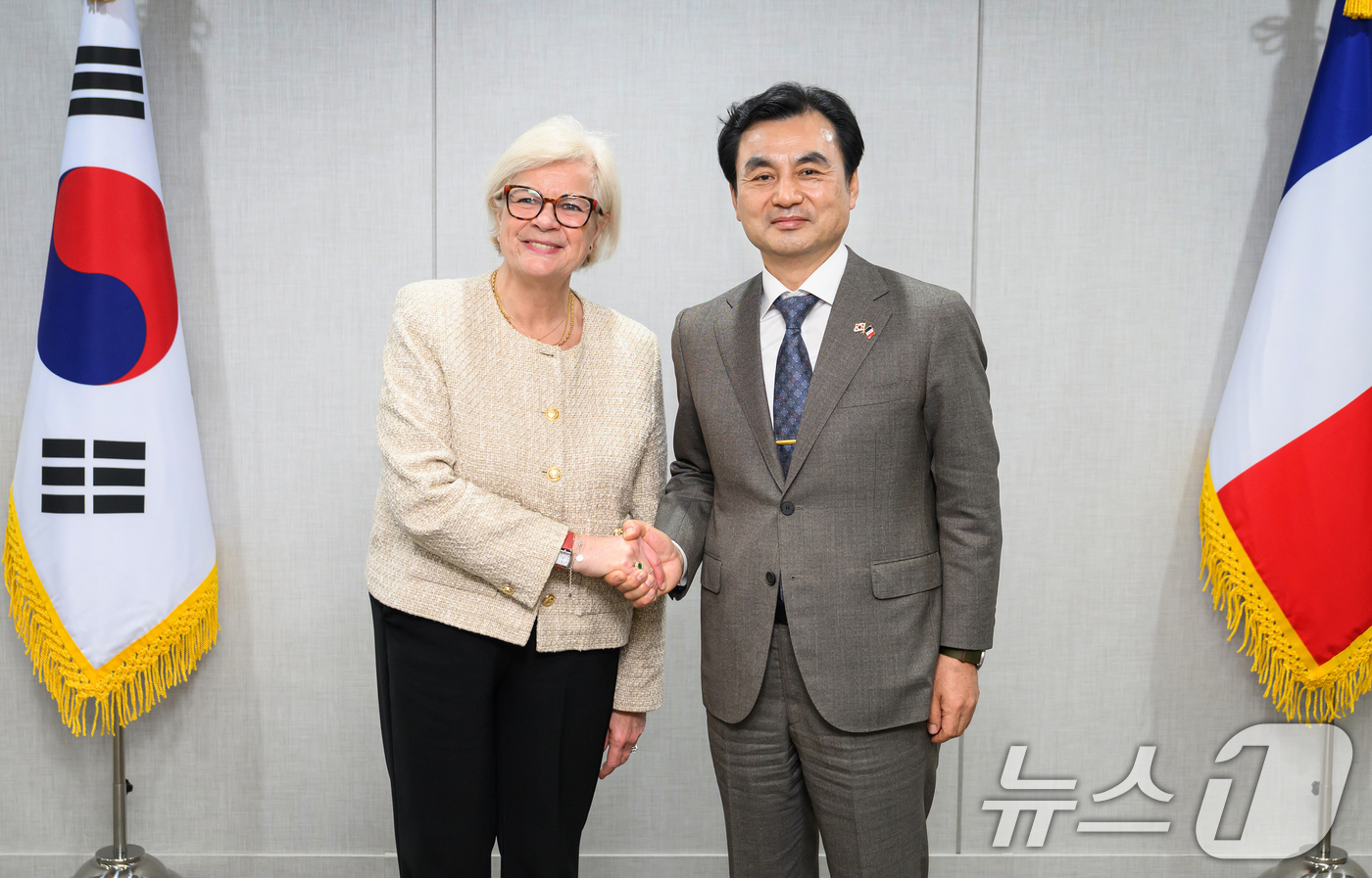 (서울=뉴스1) = 안규백 국방부 장관이 3일 오후 국방부를 방문한 꺄트린느 보트랭(Catherine VAUTRIN) 프랑스 국방부 장관과 악수를 나누고 있다. (국방부 제공. …