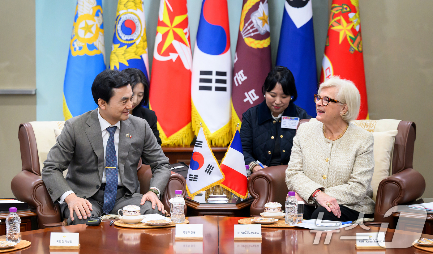 (서울=뉴스1) = 안규백 국방부 장관이 3일 오후 국방부를 방문한 꺄트린느 보트랭(Catherine VAUTRIN) 프랑스 국방부 장관과 회담을 하고 있다. (국방부 제공.  재 …