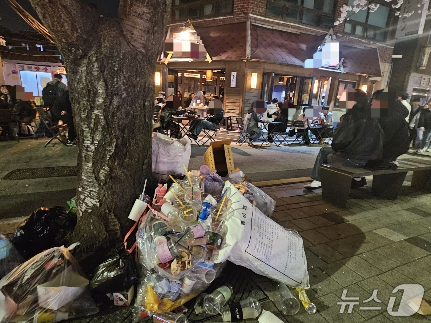 본문 이미지 - 3일 서울 성북구 성북천의 나무 밑에 쓰레기가 널브러져 있다. 2026.4.3 ⓒ 뉴스1 유채연 기자