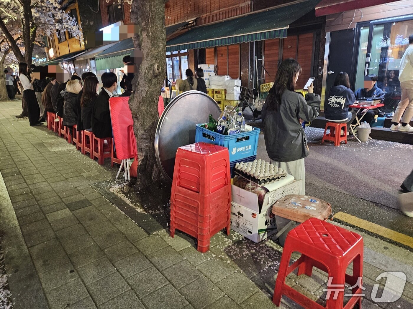본문 이미지 - 3일 서울 성북구 성북천 야장 거리 앞 인도에서 대기하는 시민들. 2026.4.3 ⓒ 뉴스1 유채연 기자