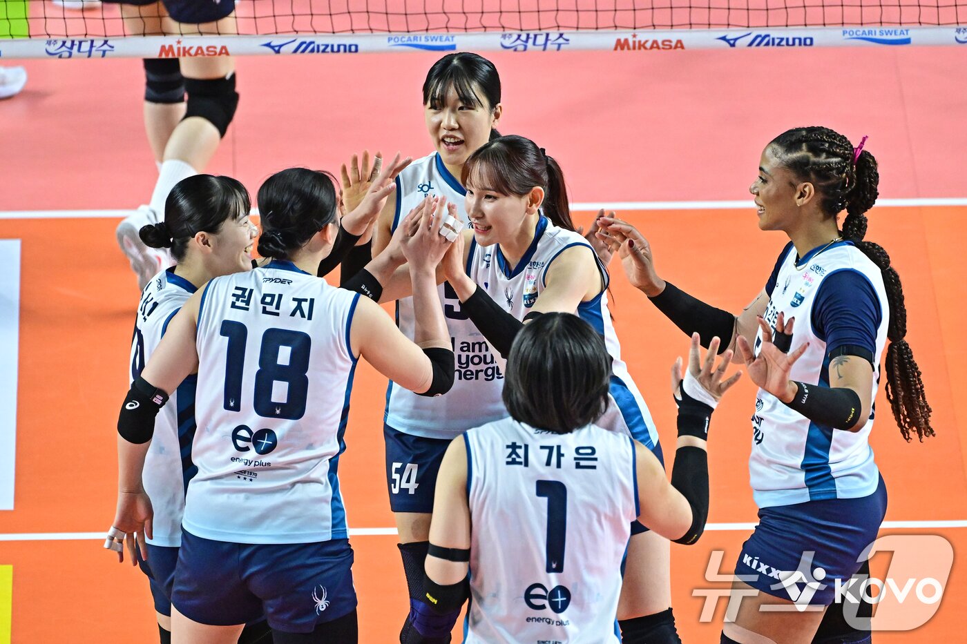 본문 이미지 - 3일 경북 김천실내체육관에서 열린2025-2026 V-리그 포스트시즌 여자 프로배구 챔피언 결정전 2차전 한국도로공사와 GS칼텍스의 경기에서 득점에 성공한 GS칼텍스 선수들이 기뻐하고 있다. 이날 경기에서 GS칼텍스는 세트스코어 3대2로 승리했다. (KOVO 제공. 재판매 및 DB 금지) 2026.4.3 ⓒ 뉴스1