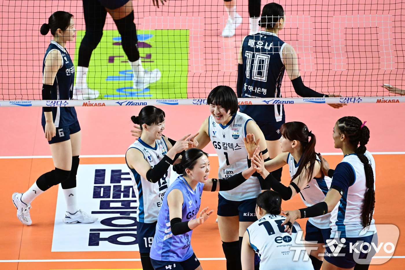 (서울=뉴스1) = 3일 경북 김천실내체육관에서 열린2025-2026 V-리그 포스트시즌 여자 프로배구 챔피언 결정전 2차전 한국도로공사와 GS칼텍스의 경기에서 득점에 성공한 GS …