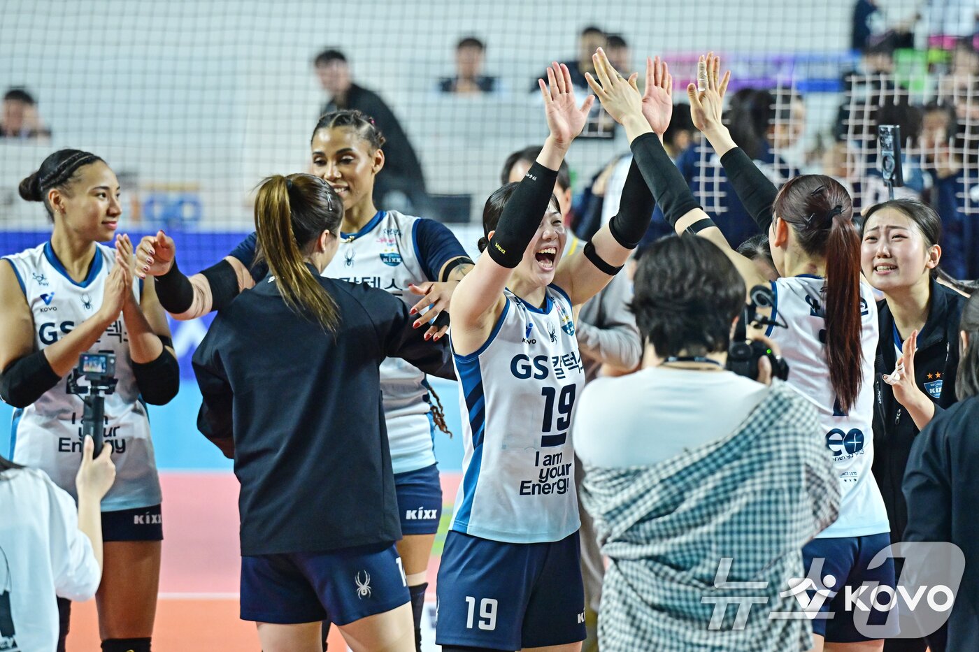 본문 이미지 - 3일 경북 김천실내체육관에서 열린2025-2026 V-리그 포스트시즌 여자 프로배구 챔피언 결정전 2차전 한국도로공사와 GS칼텍스의 경기에서 승리한 GS칼텍스 선수들이 기뻐하고 있다. 이날 경기에서 GS칼텍스는 세트스코어 3대2로 승리했다. (KOVO 제공. 재판매 및 DB 금지) 2026.4.3 ⓒ 뉴스1