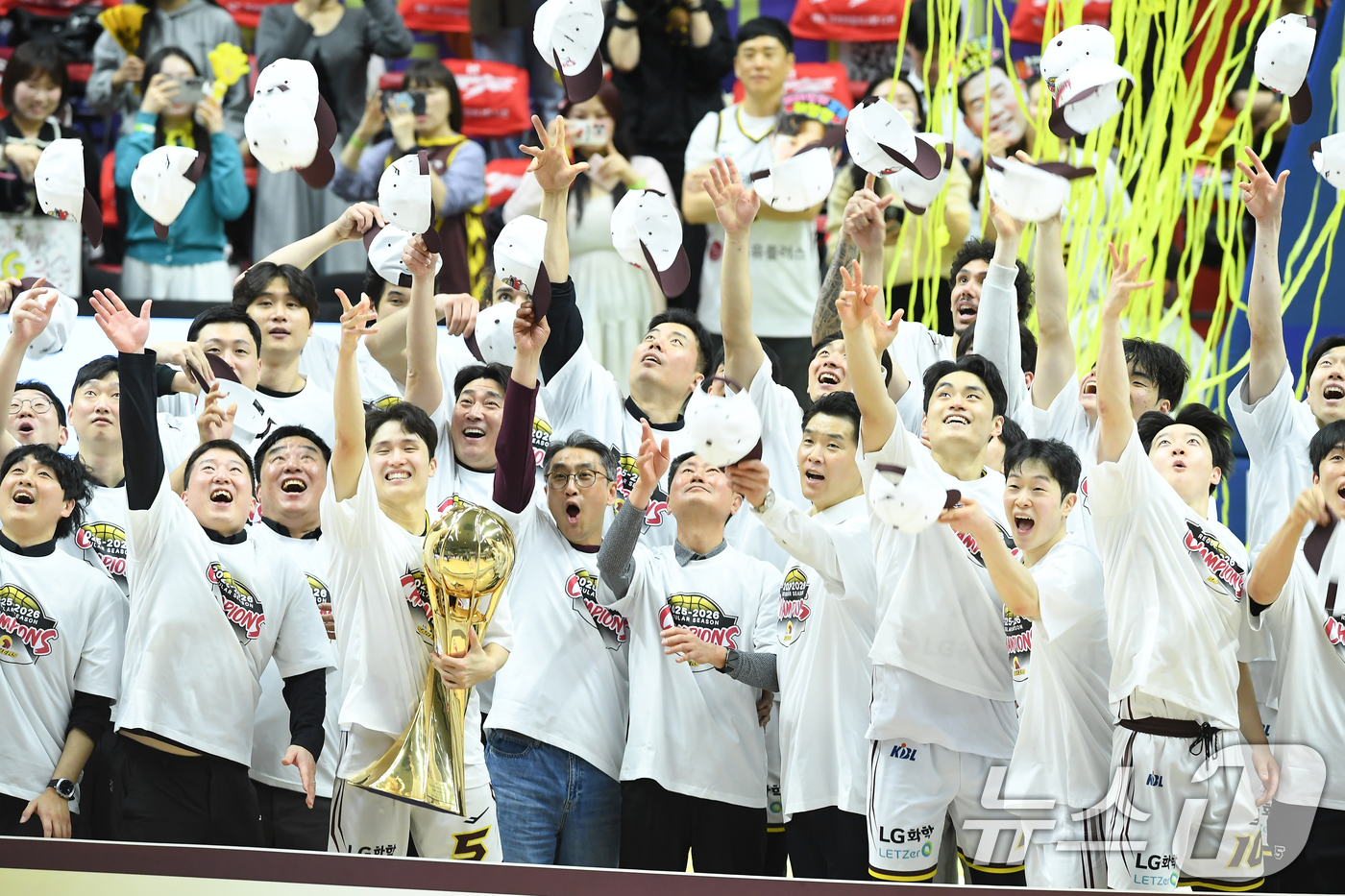 (서울=뉴스1) = 3일 오후 경기 수원KT소닉붐아레나에서 열린 2025-2026 LG전자 프로농구 수원 KT와 창원LG의 경기에서 87대60으로 승리하며 정규리그 우승을 차지한 …