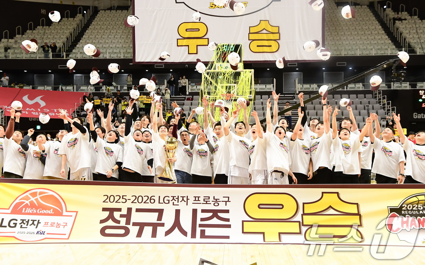 (서울=뉴스1) = 3일 오후 경기 수원KT소닉붐아레나에서 열린 2025-2026 LG전자 프로농구 수원 KT와 창원LG의 경기에서 87대60으로 승리하며 정규리그 우승을 차지한 …