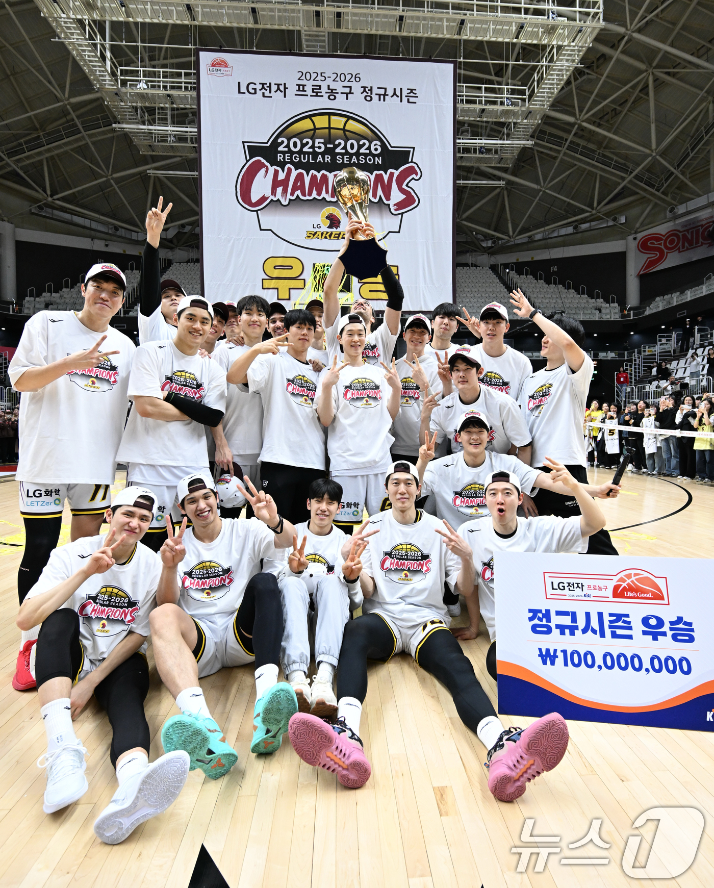 (서울=뉴스1) = 3일 오후 경기 수원KT소닉붐아레나에서 열린 2025-2026 LG전자 프로농구 수원 KT와 창원LG의 경기에서 87대60으로 승리하며 정규리그 우승을 차지한 …