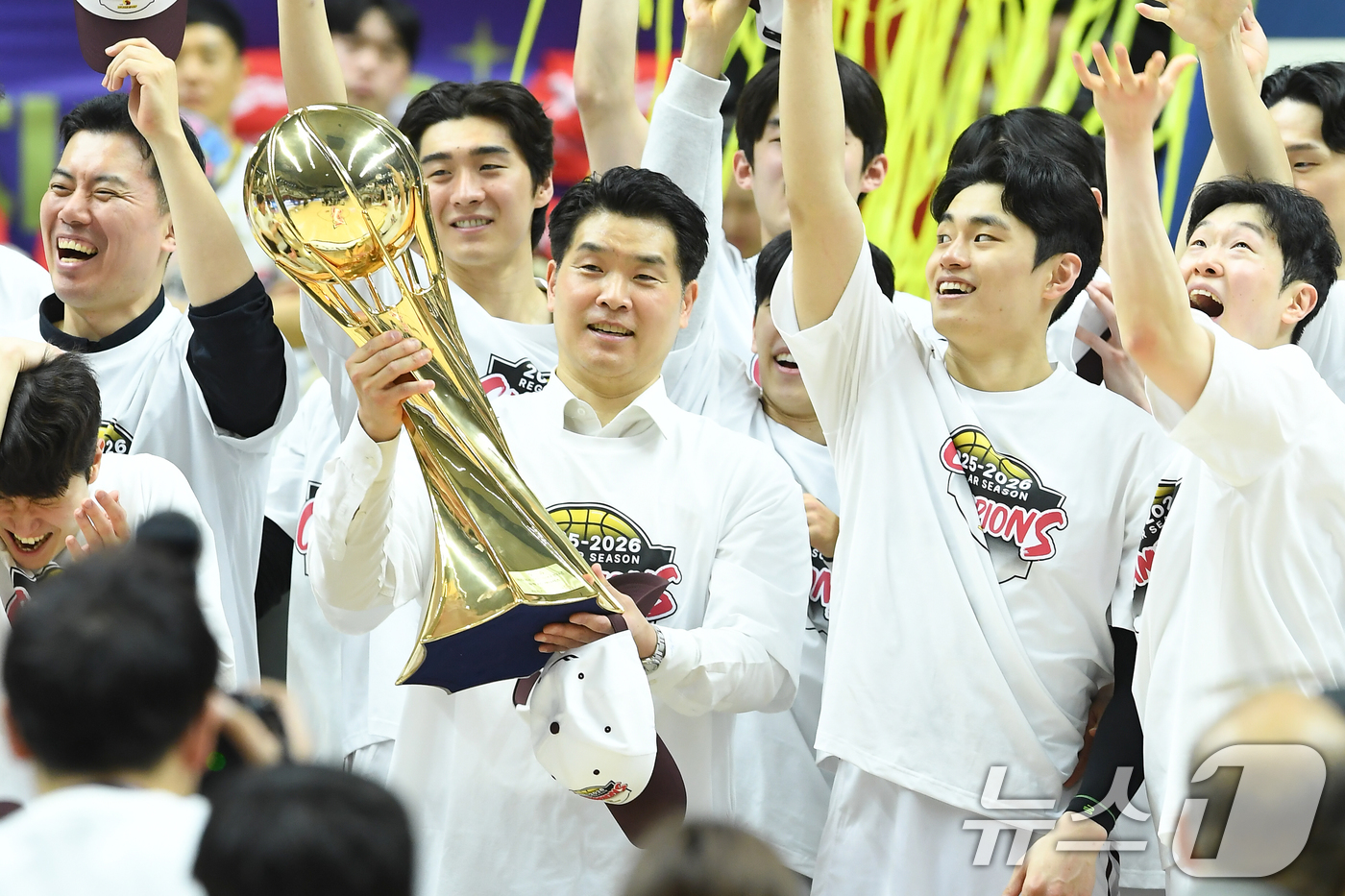 (서울=뉴스1) = 3일 오후 경기 수원KT소닉붐아레나에서 열린 2025-2026 LG전자 프로농구 수원 KT와 창원LG의 경기에서 87대60으로 승리하며 정규리그 우승을 차지한 …