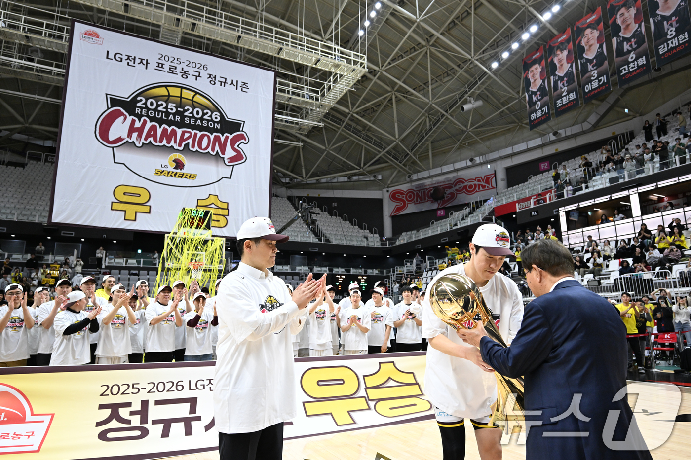 (서울=뉴스1) = 3일 오후 경기 수원KT소닉붐아레나에서 열린 2025-2026 LG전자 프로농구 수원 KT와 창원LG의 경기에서 87대60으로 승리하며 정규리그 우승을 차지한 …