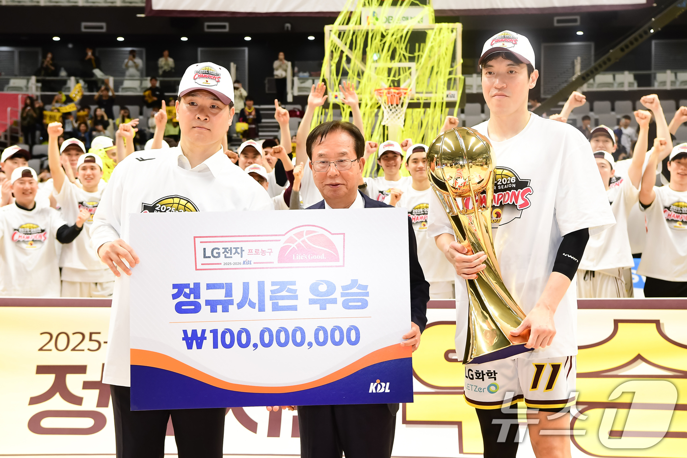 (서울=뉴스1) = 3일 오후 경기 수원KT소닉붐아레나에서 열린 2025-2026 LG전자 프로농구 수원 KT와 창원LG의 경기에서 87대60으로 승리하며 정규리그 우승을 차지한 …