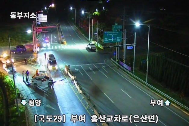 부여 교차로서 승용차 중앙분리대 충돌…70대 운전자 숨져(종합)