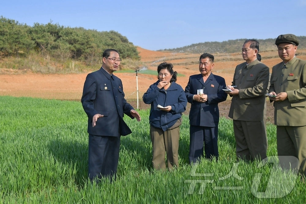 (평양 노동신문=뉴스1) = 북한 노동당 기관지 노동신문은 30일 박태성 내각총리가 평안남도와 황해남북도의 농업 현장을 방문해 작물 생육 상태를 점검하고 가뭄 대응 등 농사 대책을 …