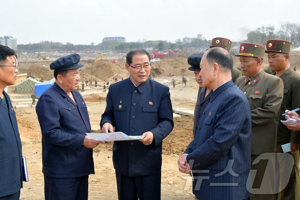 (평양 노동신문=뉴스1) = 북한 노동당 기관지 노동신문은 30일 박태성 내각총리가 평안남도와 황해남북도의 농업 현장을 방문해 작물 생육 상태를 점검하고 가뭄 대응 등 농사 대책을 …