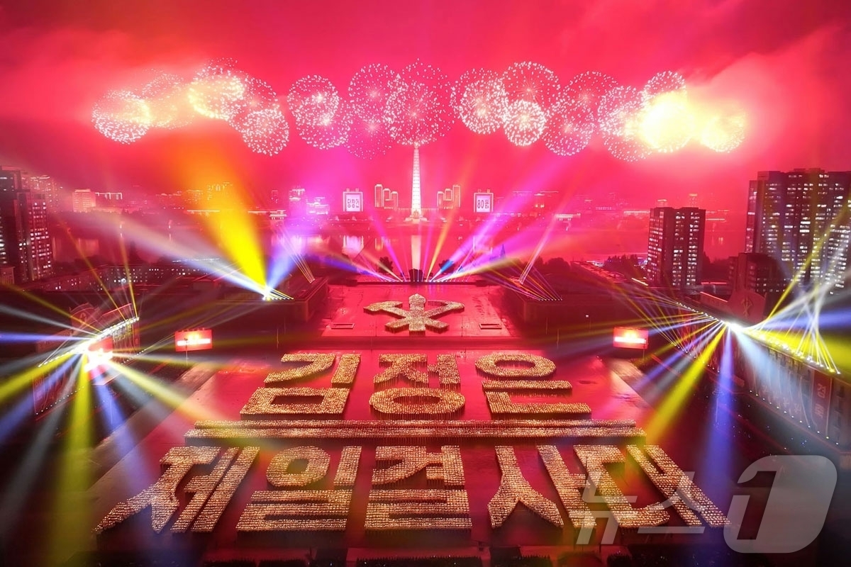 (평양 노동신문=뉴스1) = 북한 노동당 기관지 노동신문은 30일 "우리 청년들이 어머니당을 따라 힘차게 곧바로 나아가고 있다"라며 "영웅적이고 변혁적인 시대를 위훈으로 빛내이는 …