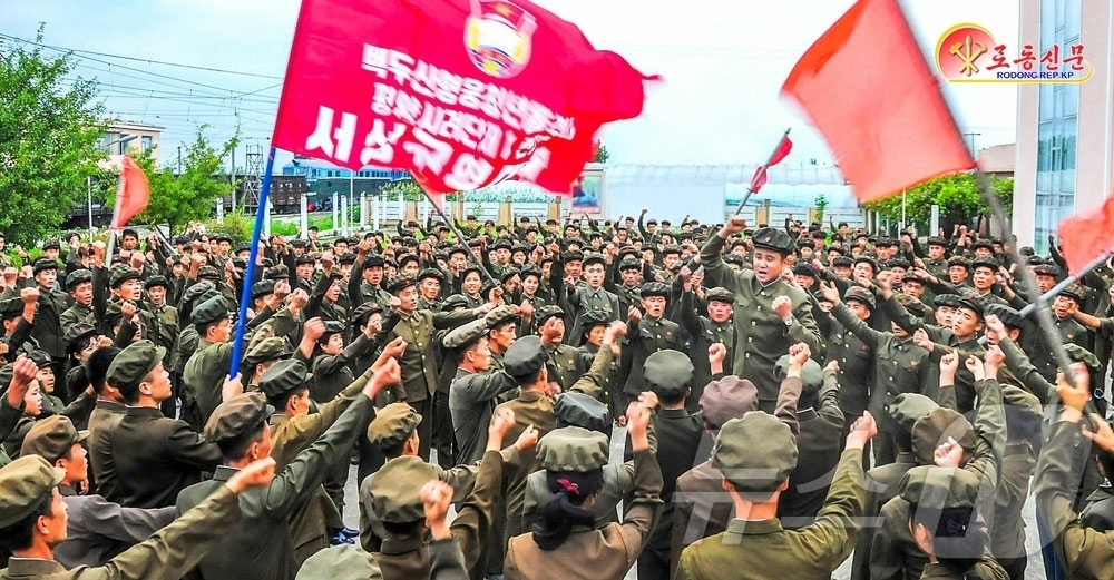 (평양 노동신문=뉴스1) = 북한 노동당 기관지 노동신문은 30일 "우리 청년들이 어머니당을 따라 힘차게 곧바로 나아가고 있다"라며 "영웅적이고 변혁적인 시대를 위훈으로 빛내이는 …